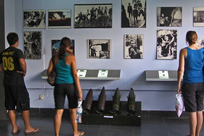 1-Day Ho Chi Minh City & Cu Chi Tunnels-Deluxe Group Of 10 Max - Entering the Cu Chi Tunnels at Ben Duoc