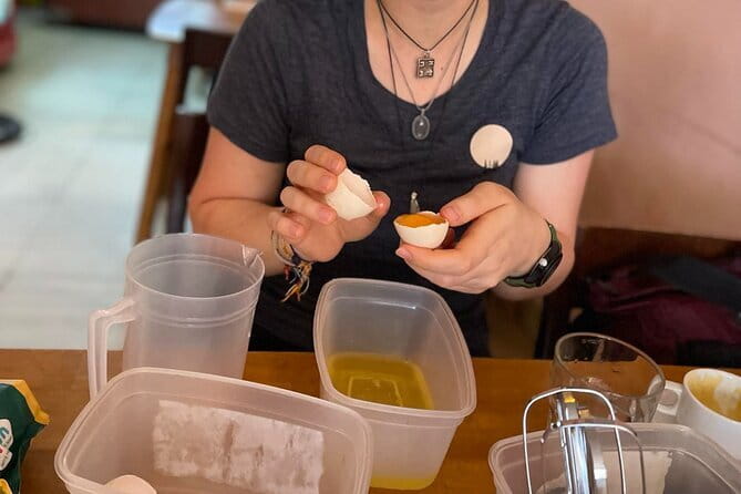 1 hour Egg Coffee Cooking Class with Snack and Local Instructor - Watching the decorated sample