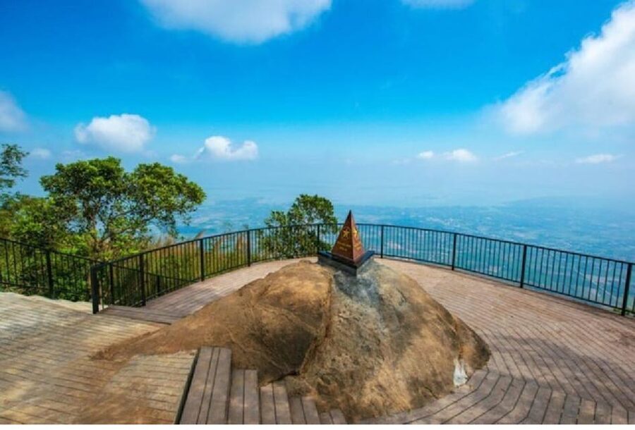 Black Virgin Moutain, Cu chi tunnels & Cao dai temple 1 day - Lunch before the Củ Chi tunnels