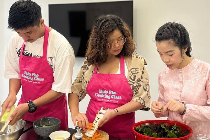 Cook 4 Local Vietnamese Dishes In Pink-themed Class & Market Tour - A small group makes the lesson easier