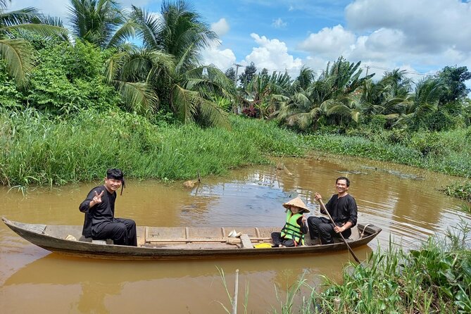 Cu chi Tunnel & Mekong Delta Full Day BBQ Lunch Lux Group 10 pax - Rowing through a peaceful canal