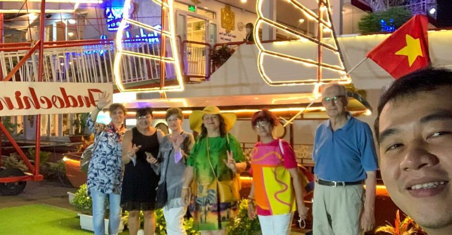 Deluxe Dining Cruise by DeluxeGroupTours - Meeting at 18:30 in central Saigon