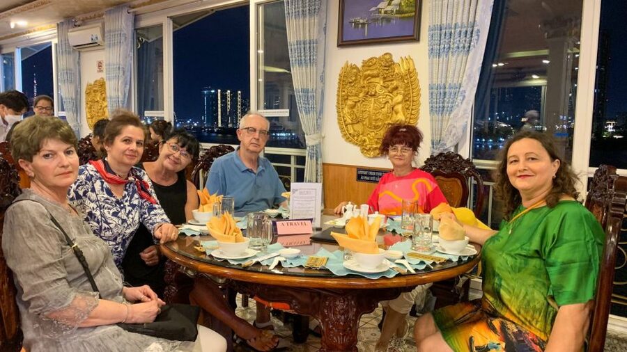 Deluxe Dining Cruise by DeluxeGroupTours - Traditional music during dinner