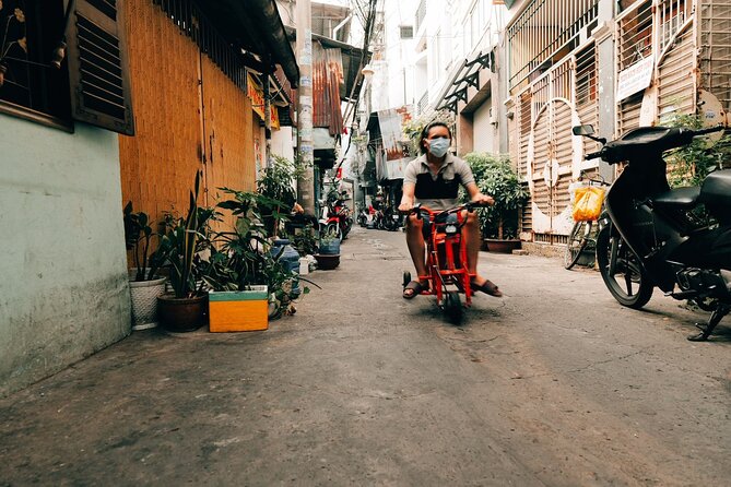 Early Riser Walk: Grandma Noodles, Cafe, Exotic Fruits & History - Who Will Get the Most from This Walk