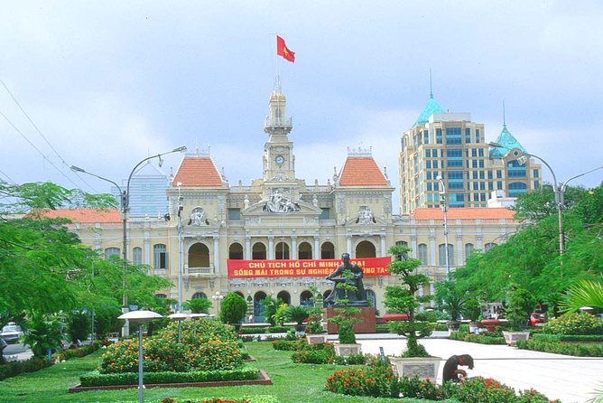 Ho Chi Minh City Cu Chi Tunnels Full Day Tour with Local Lunch - Entering the Cu Chi Tunnels