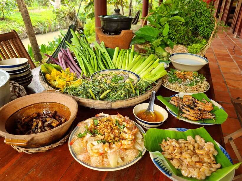 Ho Chi Minh City: Mekong Delta Day Trip with Lunch & Drinks - Ben Tre markets by tuk-tuk