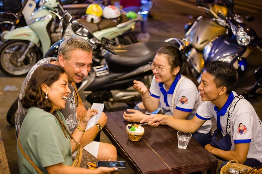 Ho Chi Minh City: Private Street Food Motorbike Tour - Seafood and dessert in District 4