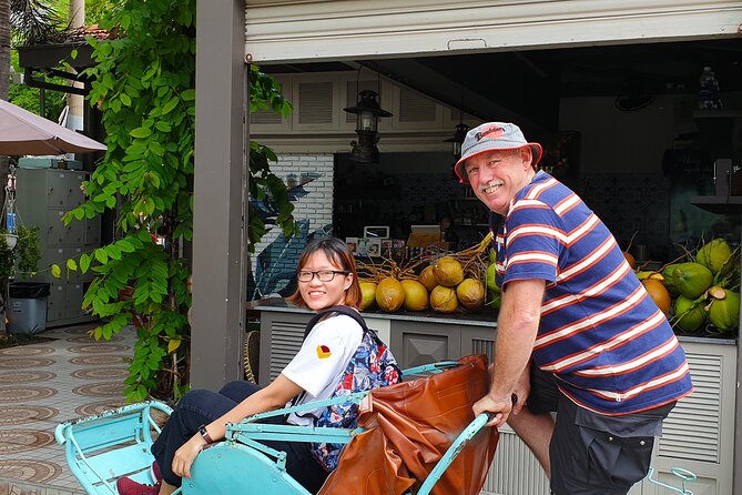 Ho Chi Minh City private walking tours with young local volunteers - District 10: flowers, apartment lanes, and a night of local food