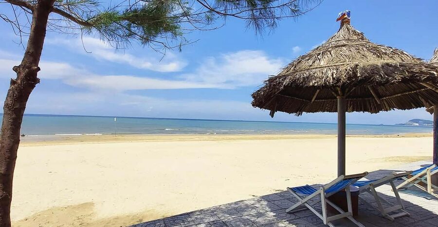 Ho Chi Minh City: Vung Tau Day Trip tour - The White Palace and its layered past