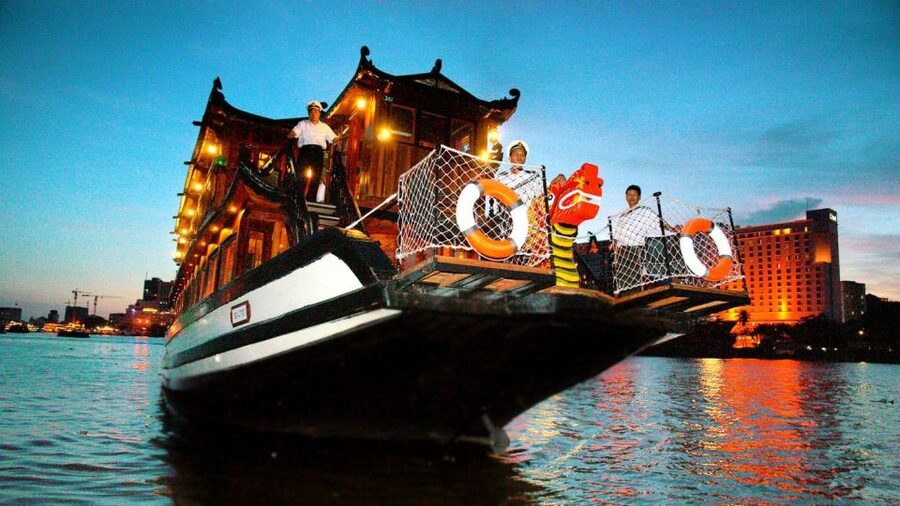 Ho Chi Minh: Private City Tour and Dinner Cruise with Buffet - From the streets to the Saigon River