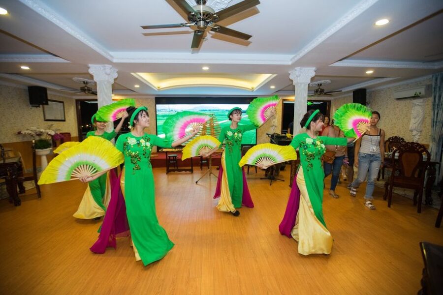 Ho Chi Minh: Private City Tour and Dinner Cruise with Buffet - Buffet dinner and live entertainment