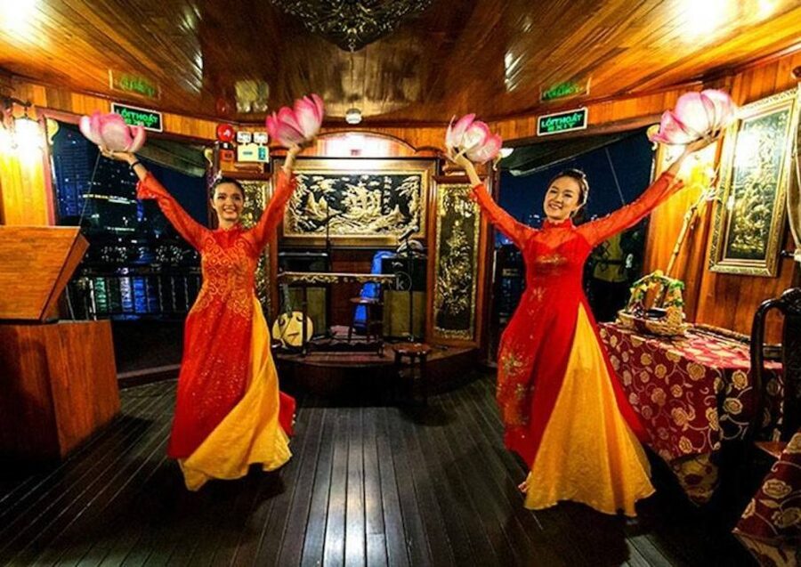 Ho Chi Minh: Private City Tour and Dinner Cruise with Buffet - Choosing cyclo or scooter