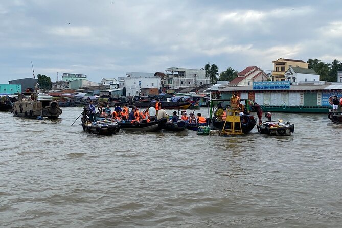 Ho Chi Minh: Southern Vietnam 4-Day Authentic Mekong Farm Trip - What the guide service adds