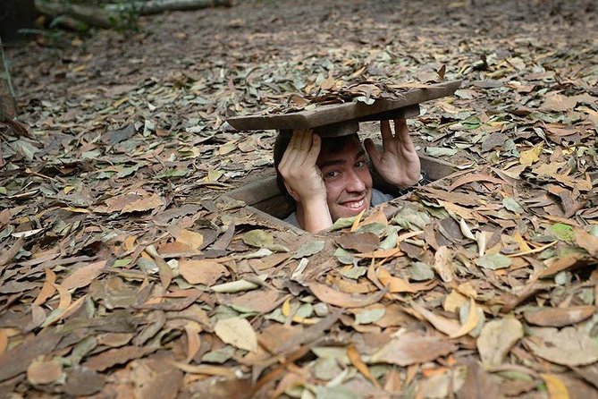 Private Cu Chi Tunnels: Ben Duoc Less Touristy with Veteran Guide - A lacquerware workshop before the tunnels