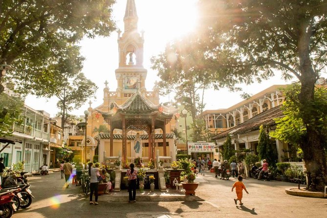 Private Ho Chi Minh City Tour Full day Trip - Entering the Cu Chi Tunnels