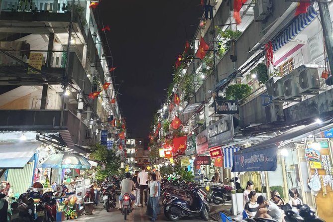 Private sight-seeing motorbike tour with local expert/student in HCMC - Entering District 5 and Chợ Lớn