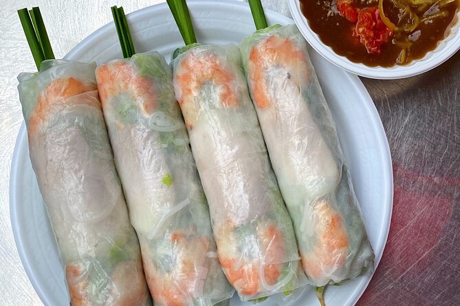 Private Street Food Tour by Motorbike in Ho Chi Minh City - Le Van Tam Park and the signature papaya salad