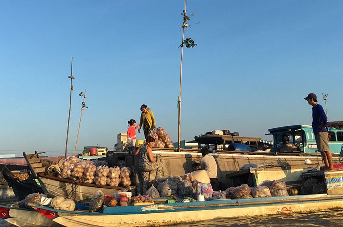 Private tour to Mekong Delta 1 day - A hand-rowed boat through narrow canals