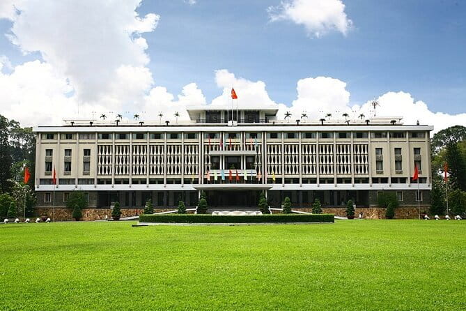 Sai Gon City Tour and Dinner On Cruise Half Day - Why an evening cruise works well in Ho Chi Minh City