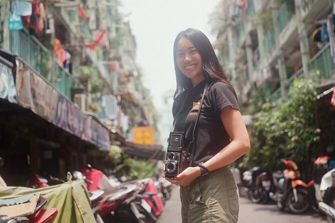 Using Medium Format film camera to discover Saigon - Learning the camera in alley markets